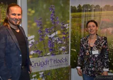 Cruydt Hoeck in gespecialiseerd in wildebloemenzaden. Op de foto Jasper Helmantel en Anita Kikkert.