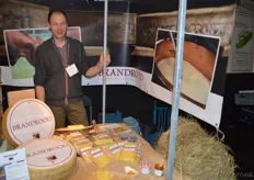 Arjan Schermer van Kaasboerderij Brandrood, pure kaas van het Brandrode rund. Hij stond er voor het eerst om winkels aan te spreken.