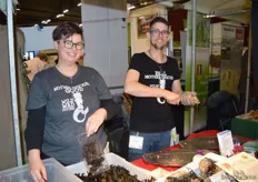 Marieke Pieters en Luke Schiferli van Goede Vissers, bezoekers konden er wilde oesters en zeewier proeven uit het Waddengebied.
