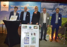 Aan de linkerkant Olivier Pals, René den Boer en Jelina Beens van Crehumus en aan de rechterkant Michiel Klappe en Etiënne van Regenmortel JadisAgri. Crehemus distributeren de producten van JadisAGri bv.