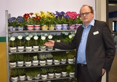 Raimond Schnecking laat de bezoekers de planten van Volmary zien.