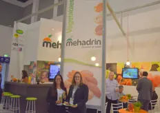 Yonit Sternberg en Sandra Greif van Mehadrin staan op de beurs met biologische dadels, wortelen, mandarijnen en een dadelsiroop.