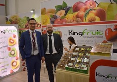 Roman Donchenko en Raffaele Fazio laten de bezoekers kennis maken met de biologische kiwi's van Kingfruit.