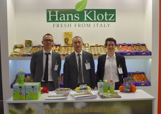 Marco Grilli, Harald Klotz en Ettore Cecarelli laten de biologische kiwi's, citroenen, sinaasappelen en fruitpuree in knijpzakje van Hans Klotz zien.