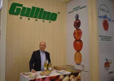 Silvio Ermini laat de bezoekers kennis maken met het biologische fruitsap en appelsnacks van Gullino Group.