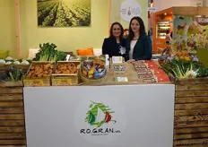 Het Italiaanse bedrijf van Francesco Romano, RO.GR.An.srl, wordt onder andere vertegenwoordigd door sales manager Alla Topoian (foto rechts) en haar collega's. Zijn hebben naast hun reguliere producten biologische aardappelen en wortelen.
