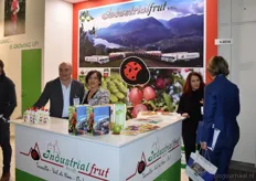 Industrial Frut wordt onder andere vertegenwoordigd door Silvia Ambrosi (foto midden) en zij laten biologisch knijpfruit en appelen zien.