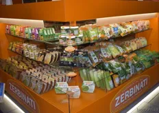 Zebbinati showt het uitgebreide en gevarieerde biologische assortiment tijdens de beurs met onder andere ook vegetarische burgers.
