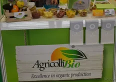 Agricolli Bio laat de bezoeker proeven van het biologische gedroogde fruit.