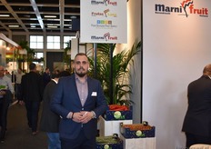 Joey Catita van Frutas Luna staat hier met biologische komkommers, pepers en tomaten.