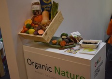Organic Nature laat de bezoeker proeven van het biologische assortiment dat ze bieden.