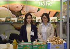 Deze twee dames vertegenwoordigen het Chinese bedrijf Weifang Jiahe met het assortiment biologische gember.