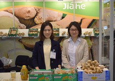 Deze twee dames vertegenwoordigen het Chinese bedrijf Weifang Jiahe met het assortiment biologische gember.