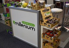 Het assortiment biologisch fruit van Tropical Millenium wordt geshowd tijdens de beurs.