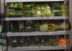 Agroherni stelt het assortiment biologische groenten tentoon.