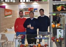 Biomova wordt gerund door Emilio Moreno Vaquera, hier op de foto met twee van zijn zoons, ze introduceerden tijdens deze beurs biologische jam in drie verschillende smaken.