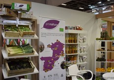 De biologische producten van pronatura worden getoond aan de bezoekers van de beurs