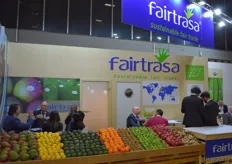 Een drukke stand vol bezoekers bij Fairtrasa International, een Zwitsers biologisch bedrijf.