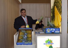 Christian Herrera van Eco Sweet laat de bezoekers proeven dan de biologische ananas uit Costa Rica.