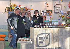 GreenAge stond op de eerste dag in de startblokken om de bezoekers van de BIOFACH te ontvangen. Van links naar rechts John Machielsen, Wieneke Schröder, Ellis Tichem van het Biojournaal en Wilma Verschuuren.