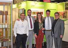German Manzur, Frank Reijnen, Winnie van Besouw, Joep Rooijakkers en Erik 't Hart vertegenwoordigen Health Ingredient Trading in Neurenberg.