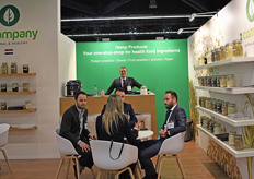 "De heren van Z-company zijn druk in gesprek tijdens de BIOFACH met bezoekers. Achter de balie staat Luke Hutter en hij vertelt: "We zijn voor 99 procent internationaal gericht en we merken dat vooral Oost- Europa hard groeiend is momenteel."