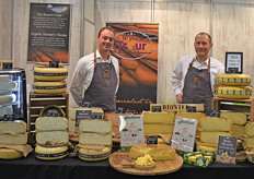 Eduard Treur staat samen met boer Ard van Gaalen met biologische rauwmelkse boerenkaas, deze is nieuw en hebben ze als proef mee naar de beurs genomen. Op deze manier kunnen ze de reacties peilen van de bezoekers. Deze nieuwe kaas hebben ze in 3 varianten, namelijk jongbelegen, pittigbelegen en overjarig.