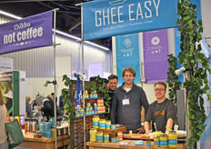 Reint de Koning, Andreas Giel en Guus Thijssen vertegenwoordigen Chikko not Coffee en Ghee Easy in Neurenberg. Guus bakt wat aardappeltjes en worstjes om de bezoeker de smaak van het bakvet te laten proeven.