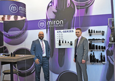 Mark Cremer en Steffen Raven van Miron Violetglass laten onder andere hun nieuwe lijn zien: de CFL-serie welke in 4 verschillende maten te verkrijgen is. Het speciale glas laat geen zichtbaar licht door, waardoor de energie en de kwaliteit behouden blijft.