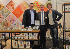 "Francisco Müller (links) en Roy Jongens (rechts) vertegenwoordigen Frenchtop. "Een goede beurs om onder andere al je contacten en relaties weer te zien en te spreken", zo vertelt Roy. Hier op de foto staan ze samen met een klant uit Oostenrijk."