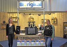 Bioriginal laat de bezoekers kennis maken met een plantaardige proteïne shake. Ze laten proeven van 2 verschillende blends. Op de foto Britt Dekker en Daniëlle Beukelman.
