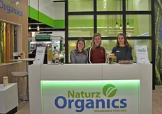 Jade Couwenberg, Sylvie van Rijt en Maxime de Bruijn vertegenwoordigen Naturz Organics. Ze hebben dit jaar een nieuw ontwerp van de stand.