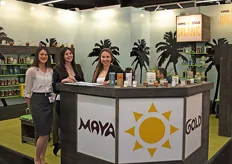 Maya Gold Trading was ook weer van de partij tijdens de beurs met het gebruikelijke assortiment. Op de foto: Amaranta Thijssen, Nia Argirova en Jara Lebid.