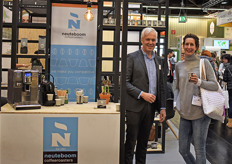 Neuteboom staat voor de eerste keer in het Holland Paviljoen. Ze laten de nieuwe koffiecups zien aan de bezoekers. Op de foto Jan Willem Top in gesprek met Annemarie Govaerts van Fair Trade Original.