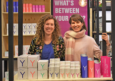 De dames Anne Kemps en Mariah Mansvelt-Beck staan voor de eerste keer op de BIOFACH met het assortiment van Yoni. Zij willen een taboe doorbreken en vrouwen bewust maken van de mogelijkheid tot biologisch katoenen tampons, inlegkruisjes en maandverband.