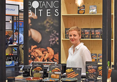 Doreen Westphal van Botanic Bites laat haar assortiment proeven aan de bezoekers.