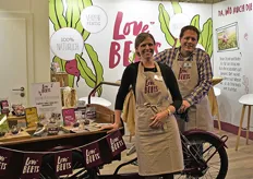 Voor de eerste keer vertegenwoordigd op de BIOFACH was ook Love Beets. Alida Meuleman en Alexander Kleerebezem laten de bezoekers graag kennis maken met de smaken en mogelijkheden van rode bieten.