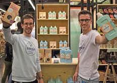 Jasper Gabriëlse en Melvin Loggies van Seepje staan voor de eerste keer op de BioFach met hun assortiment van wasmiddelen en allesreinigers van superschillen uit Nepal. Nieuw is dat de labels nu ook in het Duits en Engels is. Er komt over ongeveer twee maanden ook een nieuw afwasmiddel op de markt.
