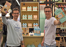 Jasper Gabriëlse en Melvin Loggies van Seepje staan voor de eerste keer op de BioFach met hun assortiment van wasmiddelen en allesreinigers van superschillen uit Nepal. Nieuw is dat de labels nu ook in het Duits en Engels is. Er komt over ongeveer twee maanden ook een nieuw afwasmiddel op de markt.