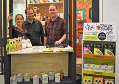 Rosies heeft een nieuwe smaak, kers/aardbei in het assortiment Glutenfree Shake Awake. Ze staan op de beurs met z'n drieën om het assortiment te promoten: Simone Schellekens, Michiel Lenders en Coen Westerdiep.