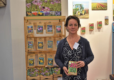 "Ecobulbs van Annelies Timmermans staat voor t eerst in een eigen stand op de BIOFACH, ze deelt deze stand samen met Stoker. "Deze beurs is een goede mogelijkheid om de nieuw verpakking te laten zien en af te tasten hoe de reacties hier op zijn voordat ze hiermee verder gaat. Het zijn nu zakjes, maar bij positieve reacties is het de bedoeling dat het doosjes worden", aldus Annelies (Annelies heeft een voorbeeld in haar handen)."