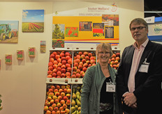 Ciska en Wim Stoker van Stoker Holland staan met een nieuwe appel, de natyra. Deze is schurft resistent en wordt biologisch geteelt.