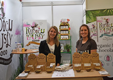 Voor het tweede jaar is Ridiculously Good aanwezig op de BIOFACH. De chocolade range is uitgebreid met 3 nieuwe soorten. Shemara Pijpers en Nathalie Bruggeling laten de bezoekers hiervan proeven.