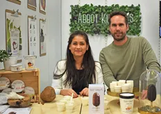 Chiara Marino en Joppe Beurskens van Abbot Kinney's laten de bezoekers proeven van de verschillende smaken uit hun assortiment plantaardig zuivel alternatief.