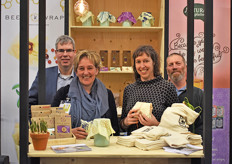 Johan en Ellen Visser van Eco warehouse zijn blij met de komst van Sarah Kaeck naar de beurs (vanuit de Verenigde Staten). Sarah is de oprichtster en eigenaresse van Bee's Wrap (rechts op de foto samen met haar man Bryan). Ellen heeft het nieuwste design van de Bee's Wrap in haar handen.