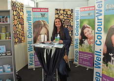 Brechje Houben van Amaranta International laat de bezoeker graag zien wat er allemaal is op gebied van biologische crèmes, shampoo's, haarkleuringen etc.