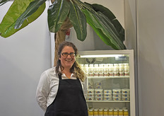 Venetka Agayn staat voor de tweede keer op de beurs met haar assortiment van kokosdranken en kazen gemaakt van cashewnoten (Fervena).