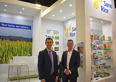 Stefan Duncker en Gert Hendriksen laten een uitgebreid assortiment van SanoRice zien aan de bezoekers.