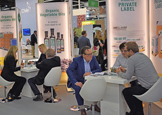 Marieke Klijn-van Roon en Olaf Spaargaren van Spack druk in gesprekken tijdens de beurs.