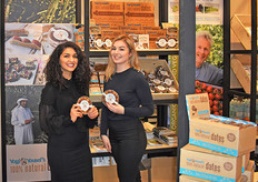 "Yogi&Yousef's Dates wordt vertegenwoordigd door Arez Hama en Sanne Swart staan voor de eerste keer op de BioFach. Ze laten de bezoekers proeven van de biologische dadels. "De reacties zijn positief en mensen vinden de dadels erg lekker", zo vertelt Arez."